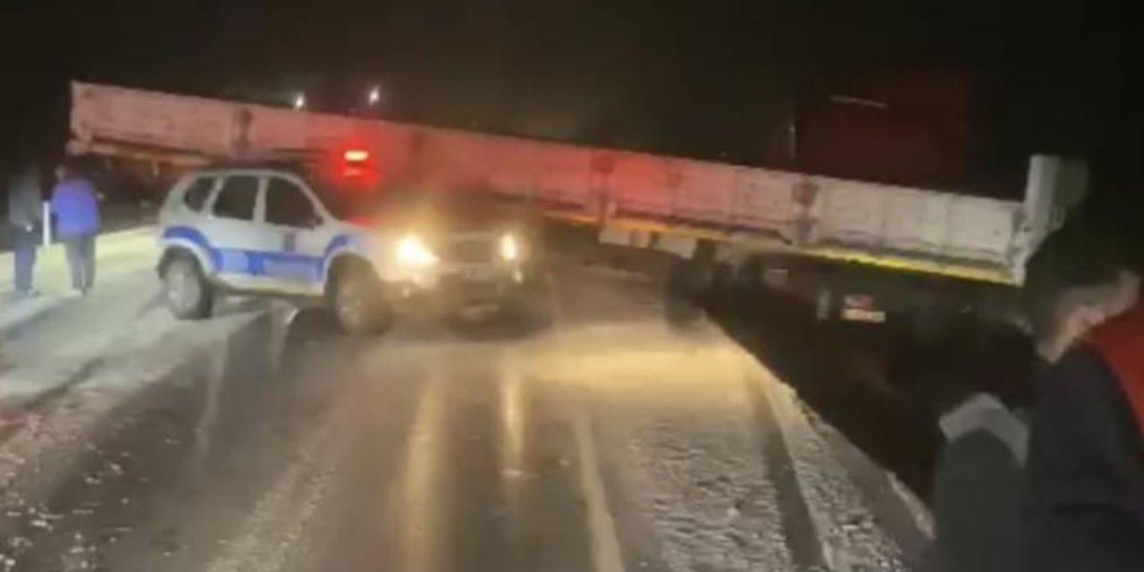 Tır-otomobil çarpışması nedeniyle 2 km'lik trafik kuyruğu oluştu