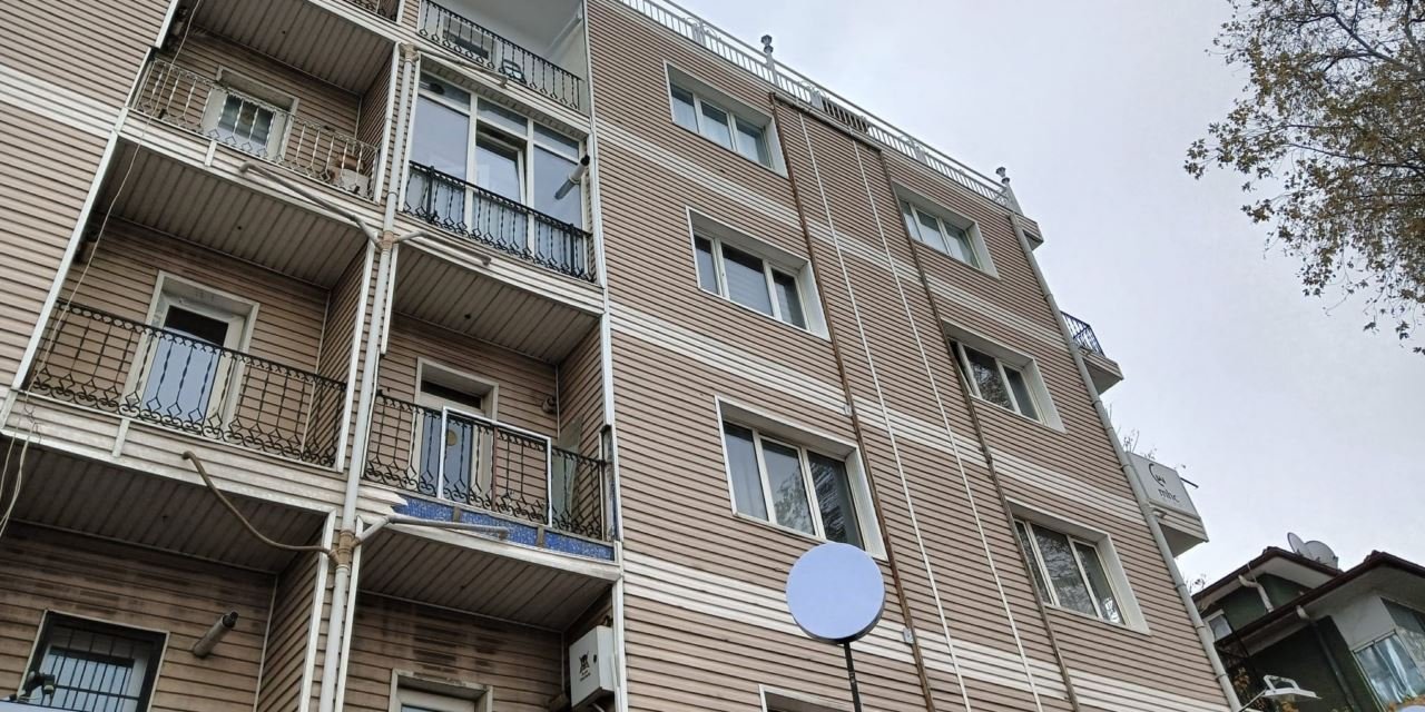 Kavga ettiği ablasını bıçaklayıp, beşinci kattan atladı