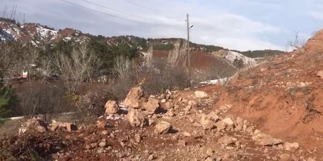 Çankırı'da heyelan köy yolunu kapattı, ulaşım aksadı