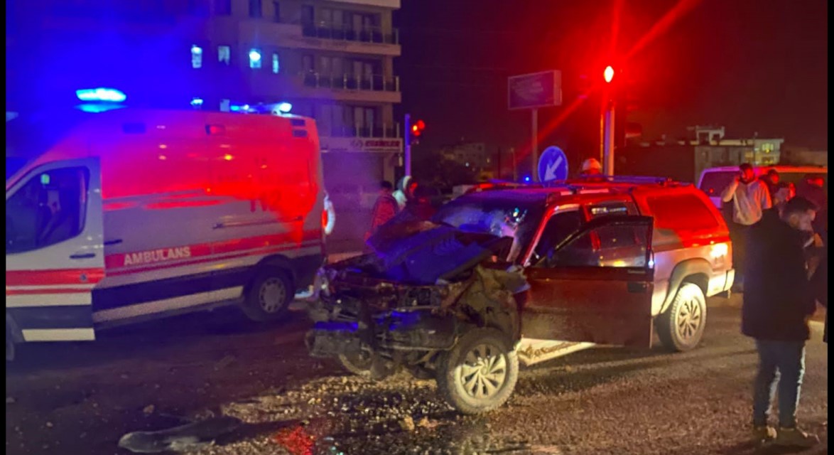 Karapınar'da pikap tıra çarptı: 2 yaralı