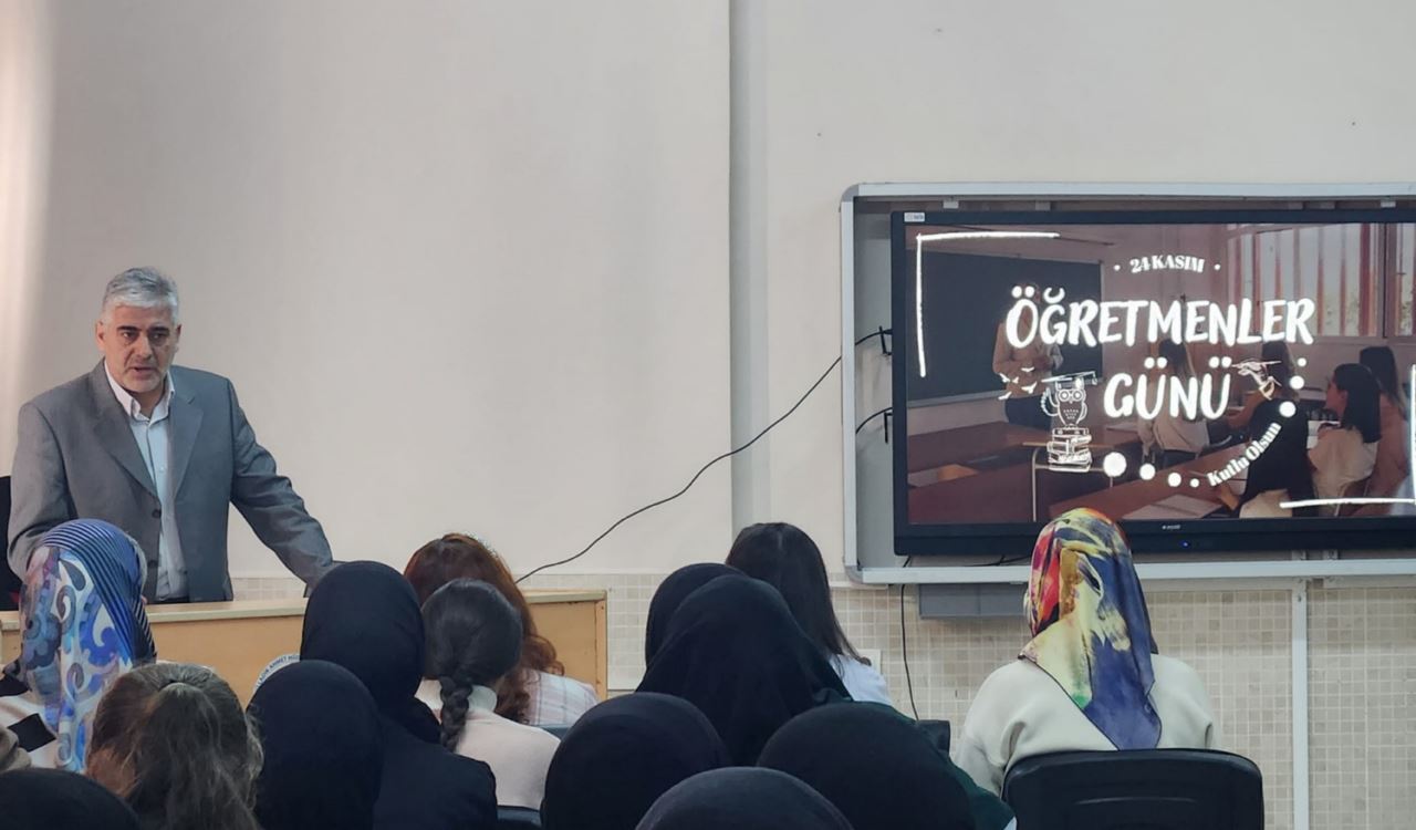 Ladik Ahmet Hüdai AİHL’nde Öğretmenler Günü programı düzenlendi