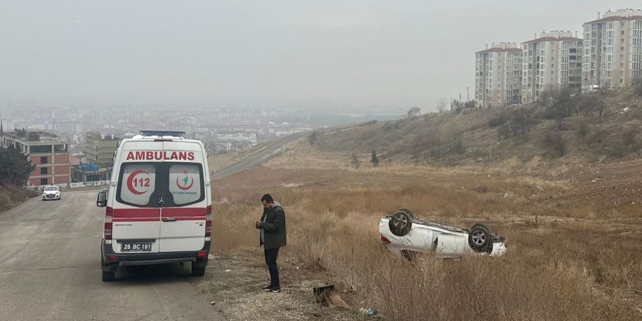 Kaygan yolda otomobil şarampole uçtu