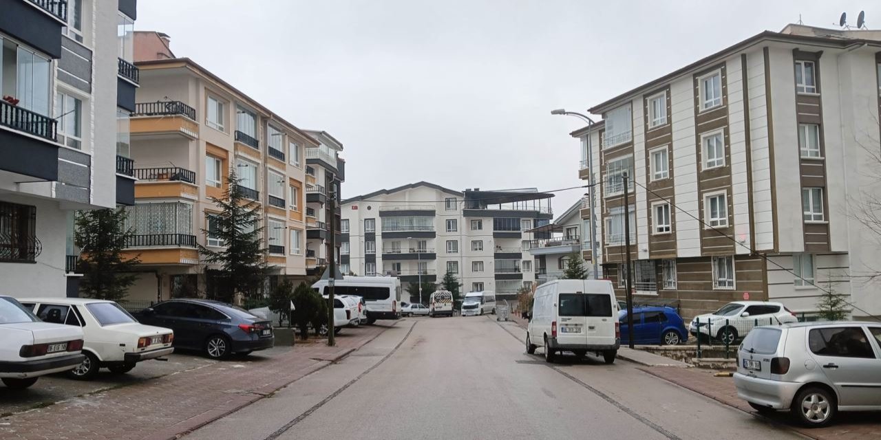 Boşanma krizi: Eşinin evinde bıçağı boğazına dayayıp intihar girişiminde bulundu