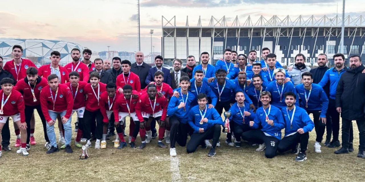 Üniversiteler futbolda yarıştı