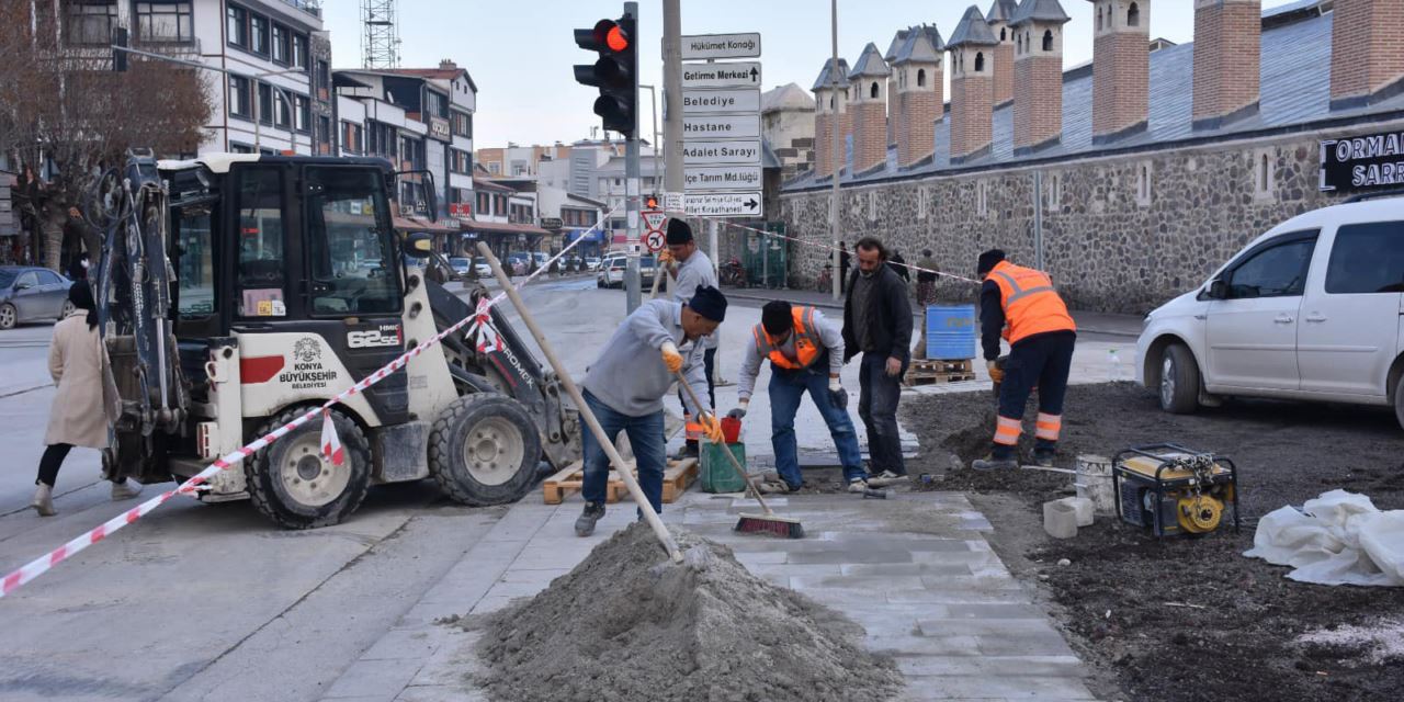 Kaldırım taşları yenileniyor