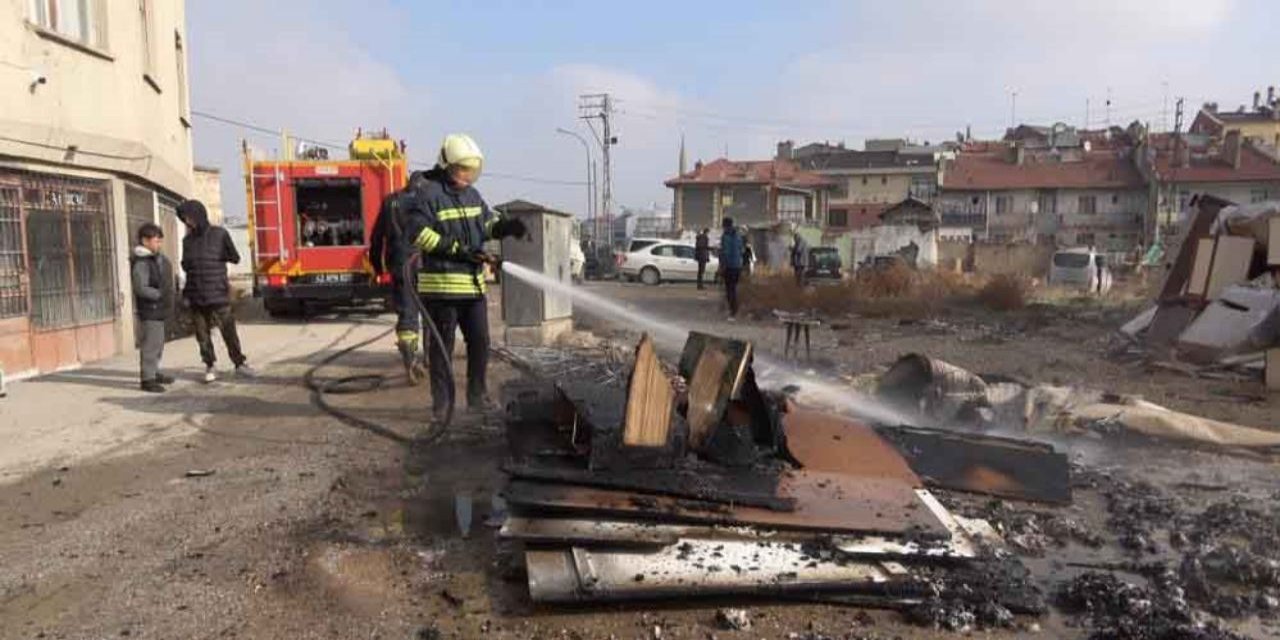 Tahliye kararıyla evden çıkarılan kiracı, eşyalarını yaktı