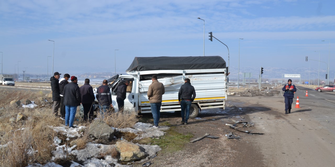 Şarkışla'da tır ile kamyonetin çarpışması sonucu 3 yaralı