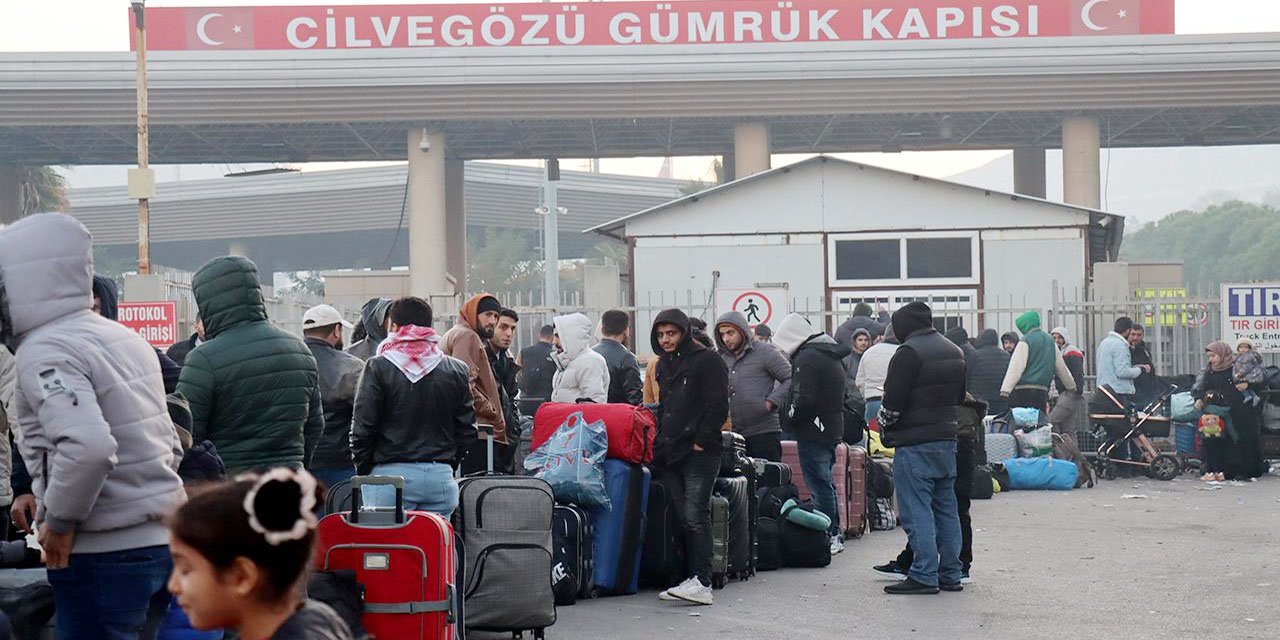 Suriyeliler ülkelerine dönüyor! Sınır kapısında uzun kuyruklar oluştu