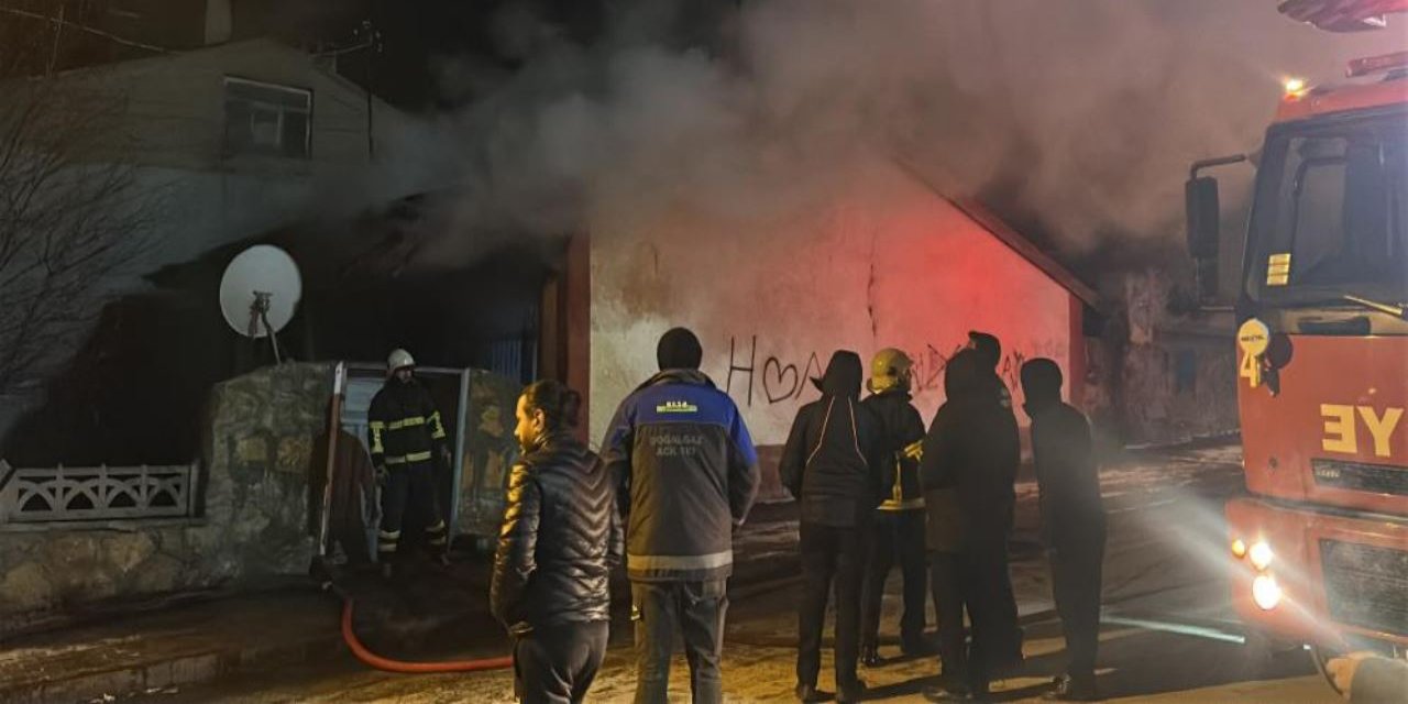 Elektrikli sobanın devrilmesiyle müstakil ev yandı