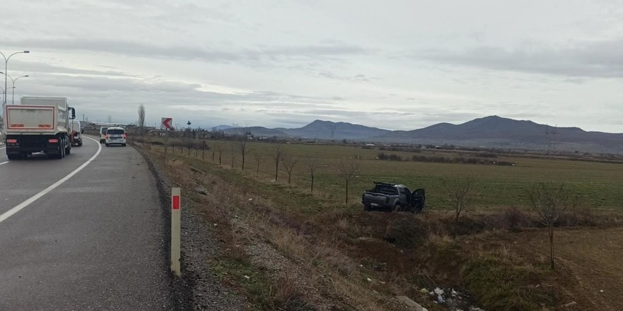 Pikap kamyonet şarampole devrildi: 4 yaralı