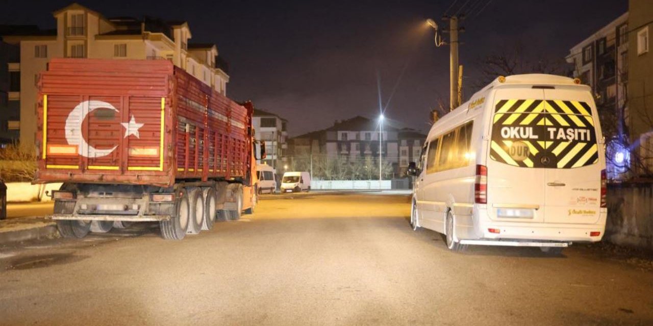 Sokak aralarına park edilen tır ve kamyonlar tehlike saçıyor