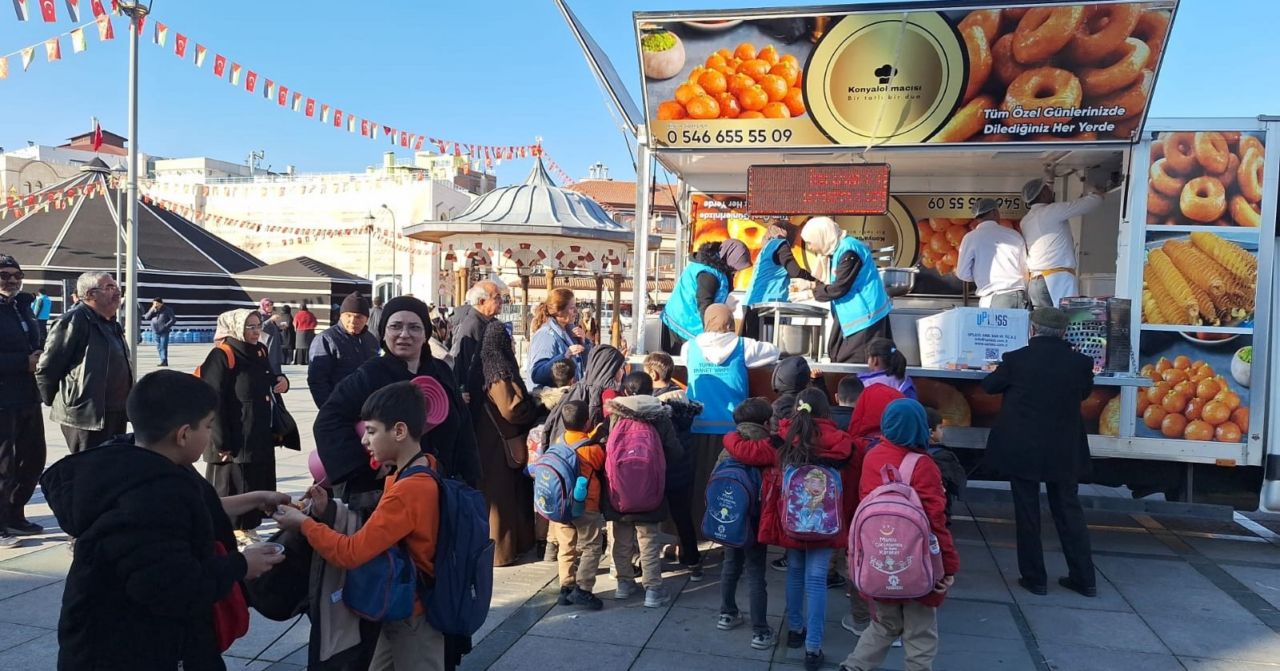 Mevlana için lokma tatlısı dağıtıldı