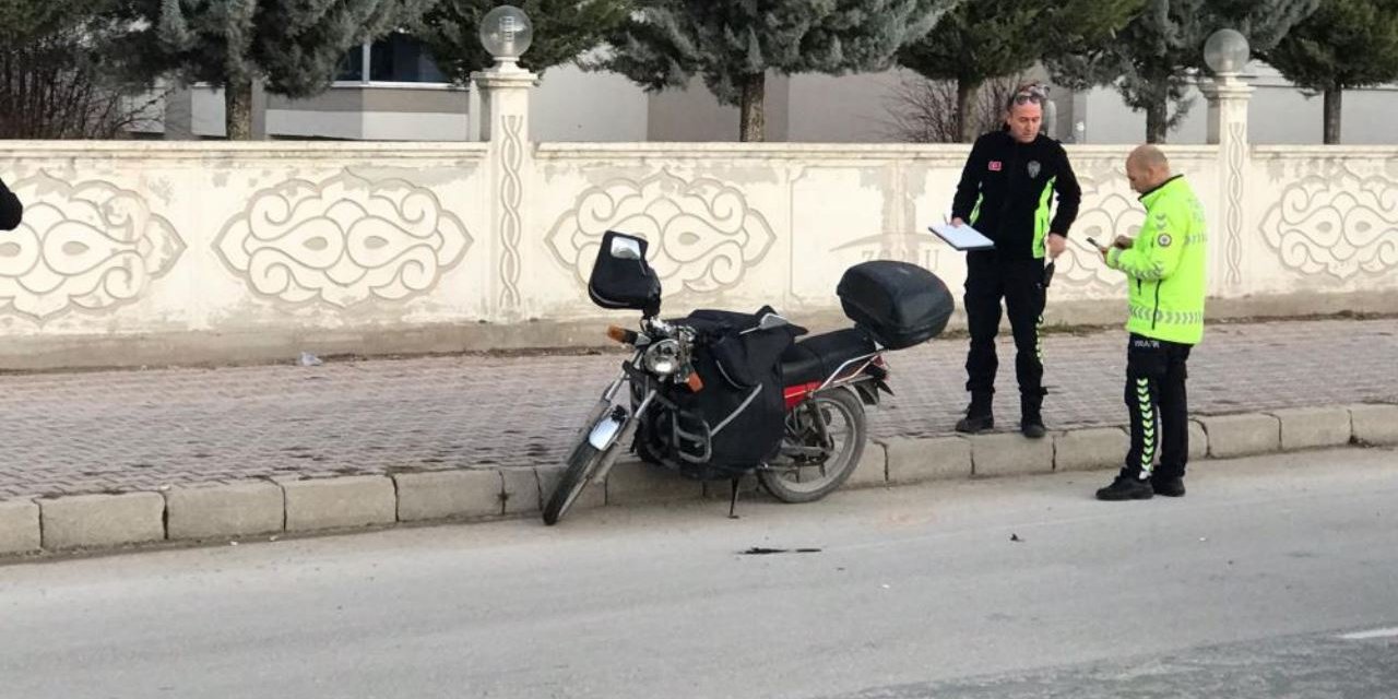 Konya'da motosiklet kazası: Yaya ve sürücü yaralandı