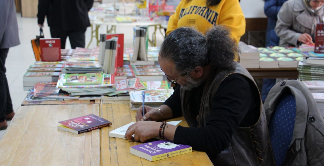 Kitaplarını imzalayarak yazarlık serüvenini anlattı