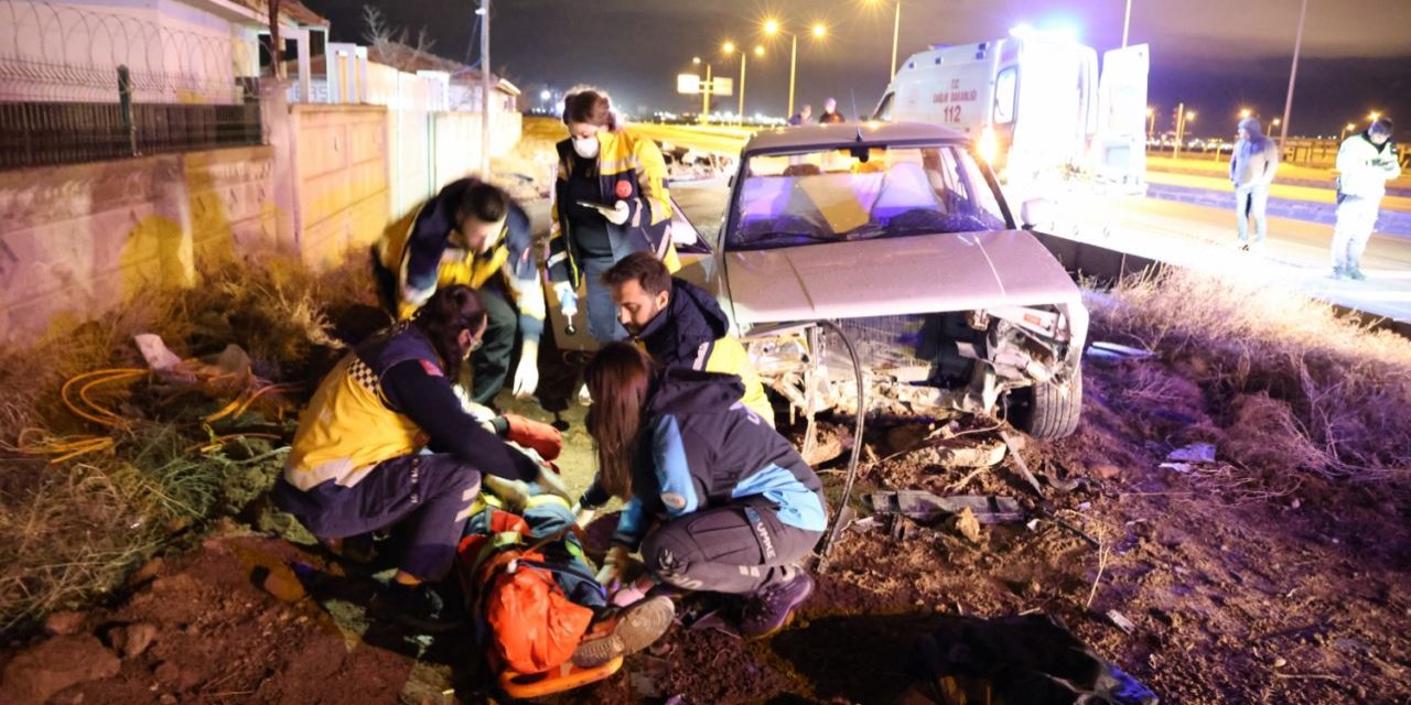 Otomobil refüje çarptı, 2 kişi yaralandı
