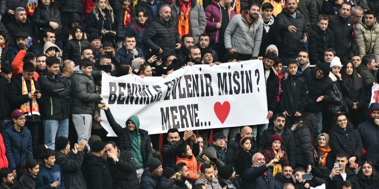 Kayserispor-Galatasaray maçında tribünlerde sürpriz evlilik teklifi
