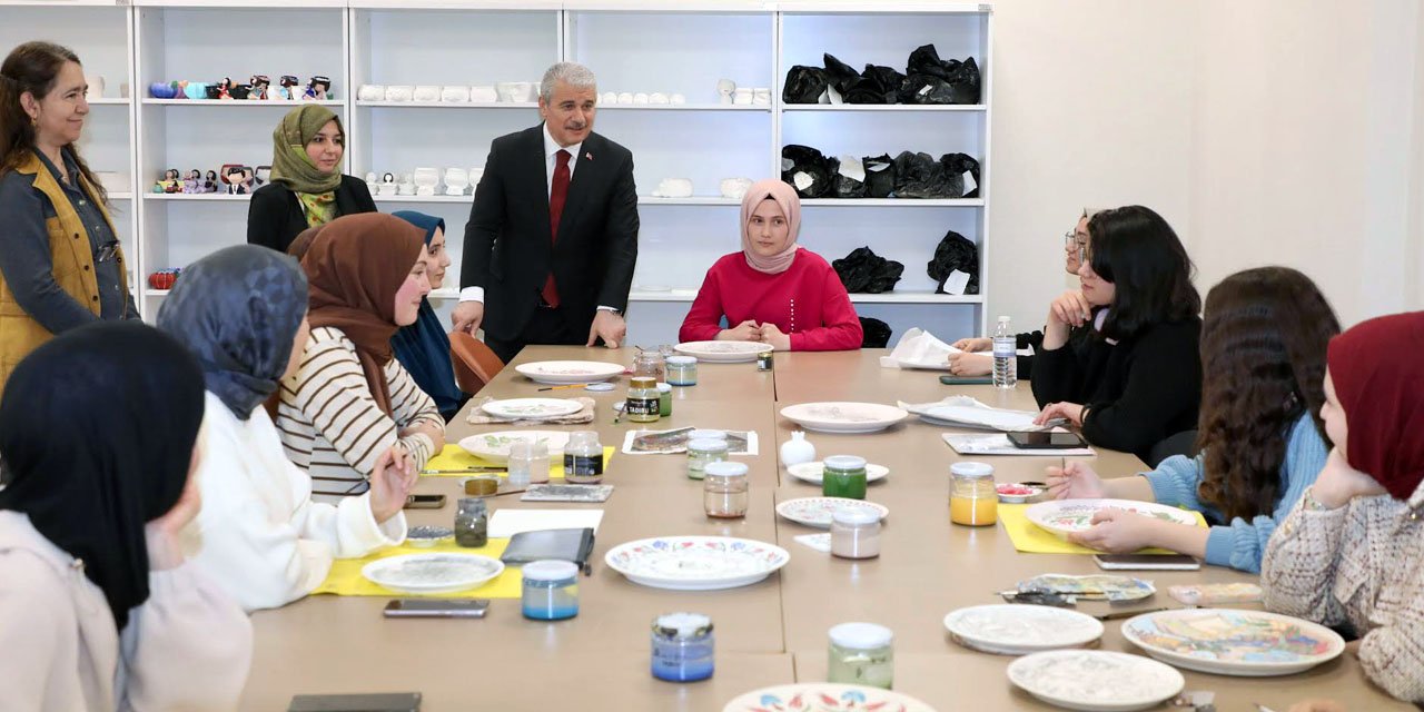 Vali Akın, kız yurdunda üniversite öğrencilerinin sorunlarını dinledi