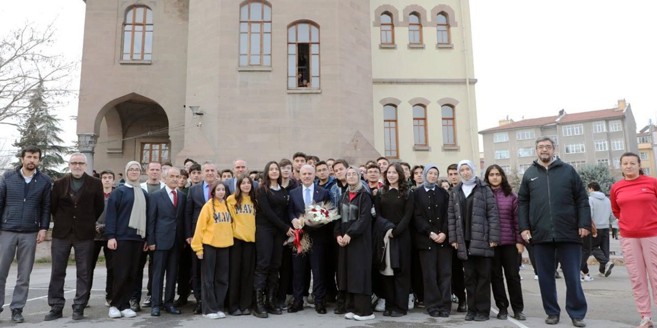 Vali Akın, asırlık eğitim yuvası Konya Lisesi’nde öğrencilerle buluştu
