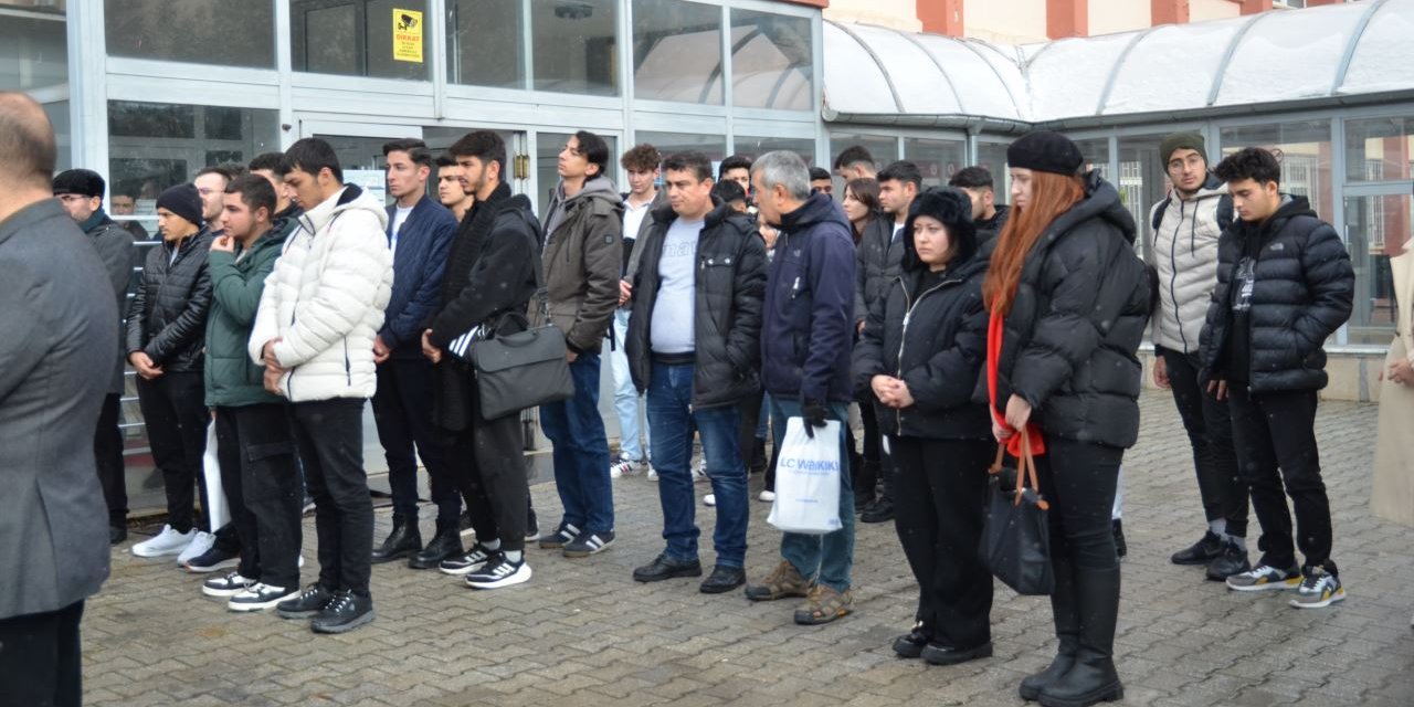 Trafik kavgasında ölen üniversiteli genç okulunda anıldı