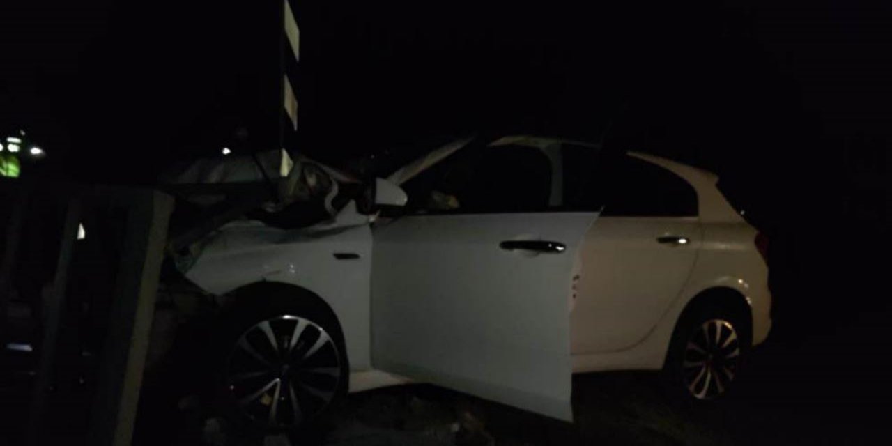 Kontrolden çıkan araç köprüye saplandı: 3 yaralı