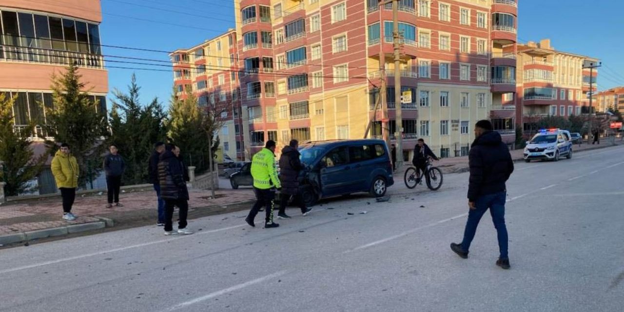 Kulu'da iki araç çarpıştı, o an kameraya yansıdı