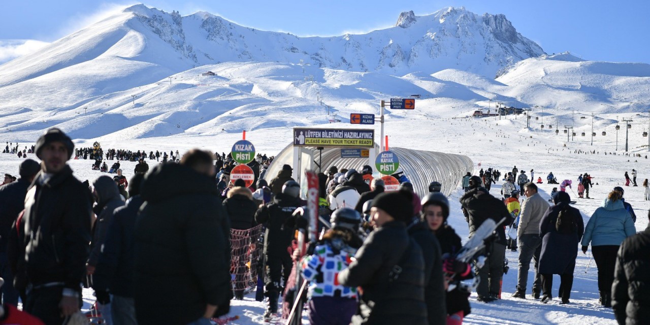 Erciyes'te yılın ilk gününde ziyaretçi rekoru