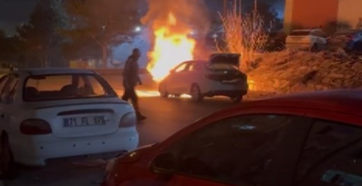 Sivas’ta seyir halindeki otomobil alev aldı