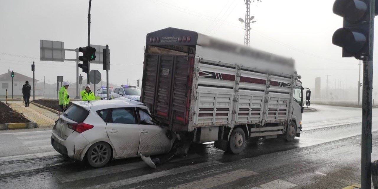 Otomobil kamyonete çarptı: 1 ağır yaralı