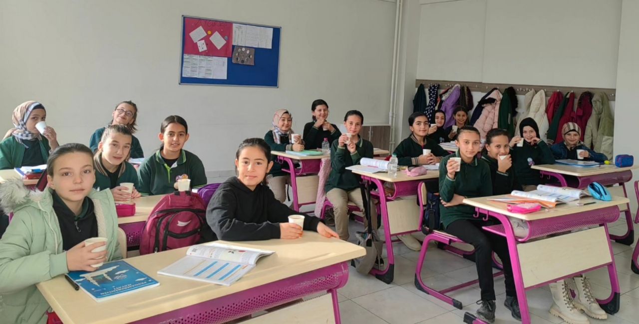 Cemaatle namaz kılan öğrencilere