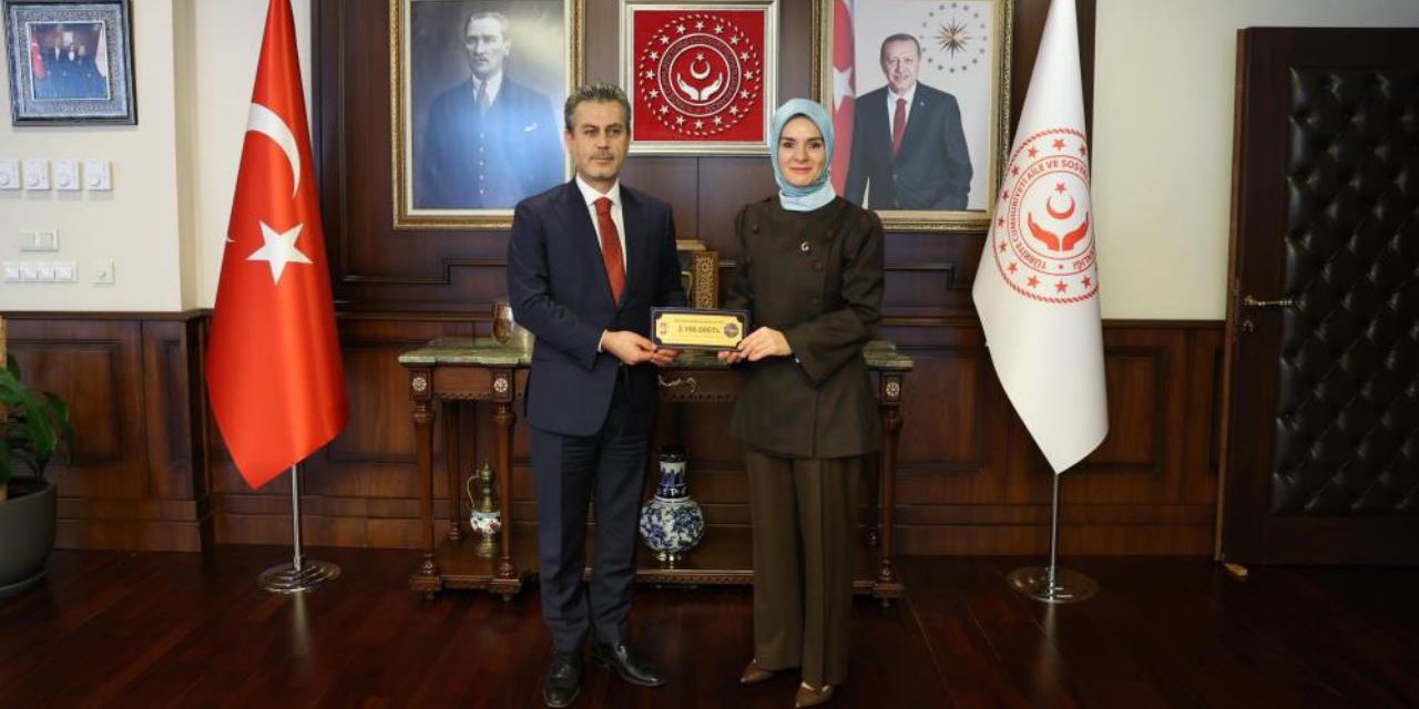 Bakan Göktaş, 2,1 milyon tl'lik bağışı çocuklar için teslim aldı