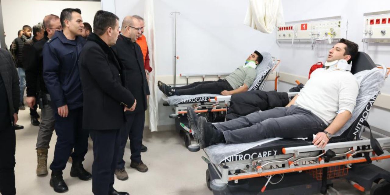 Servis ile otomobil çarpıştı: 10 yaralı
