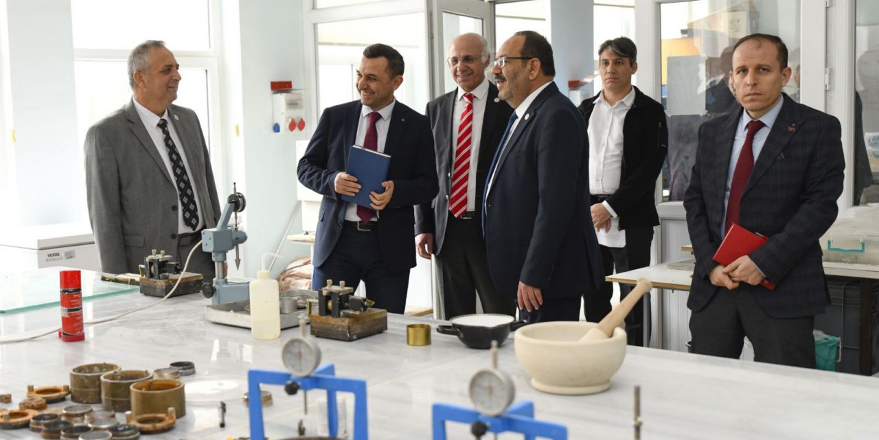 KTÜN Rektörü Prof. Çelik üniversite bölümlerini inceledi