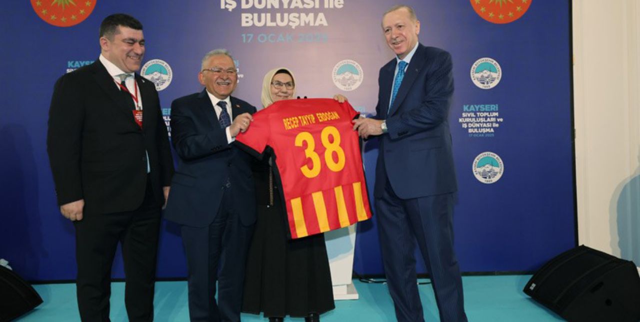 Cumhurbaşkanı Erdoğan'a Kayserispor forması hediye edildi