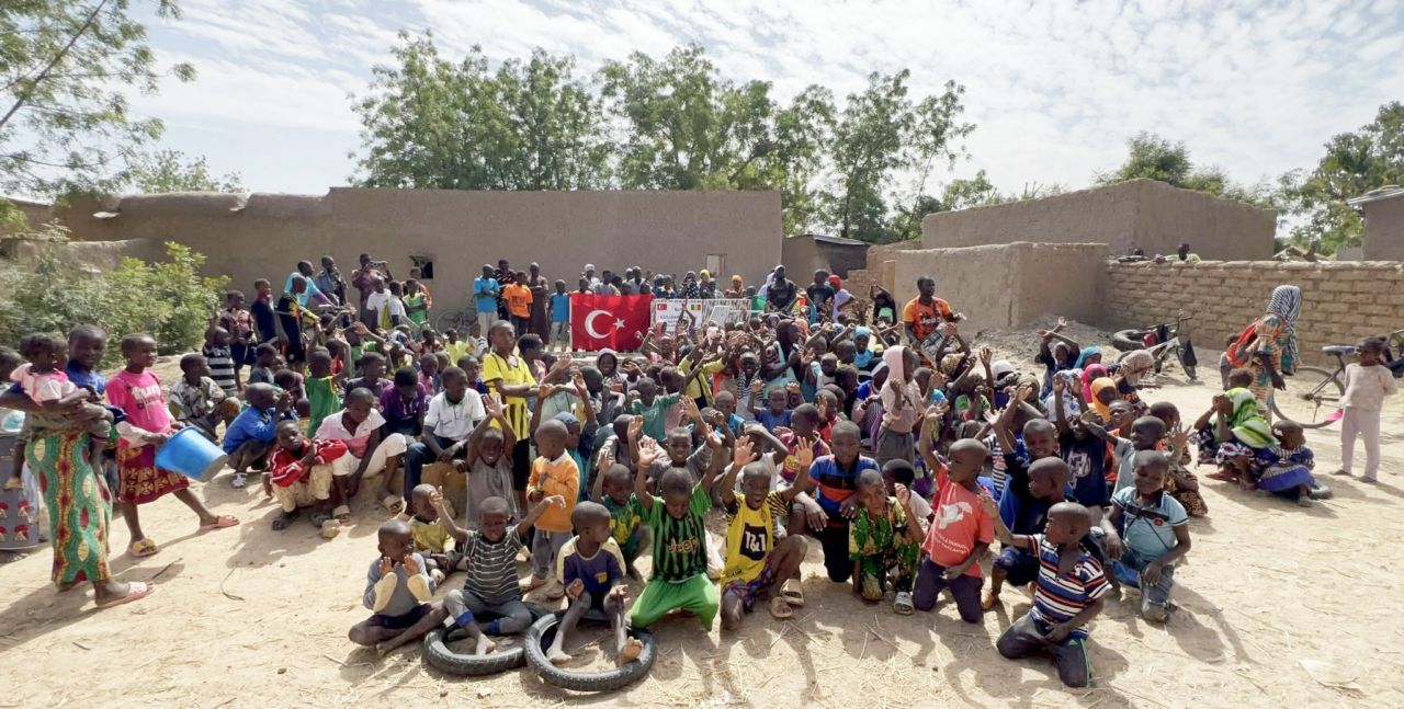 Afrika’da sofralar kurup, su kuyuları açıyorlar