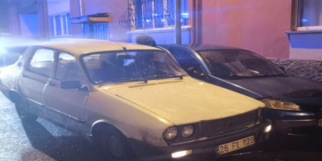 İki otomobil arasına sıkışan adam feci şekilde can verdi