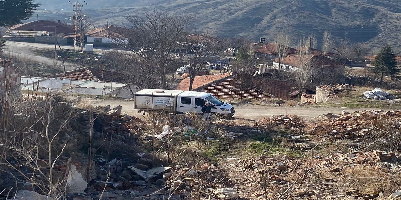 Sokak köpekleri depremzede kadına saldırıp bebeğini tehlikeye attı