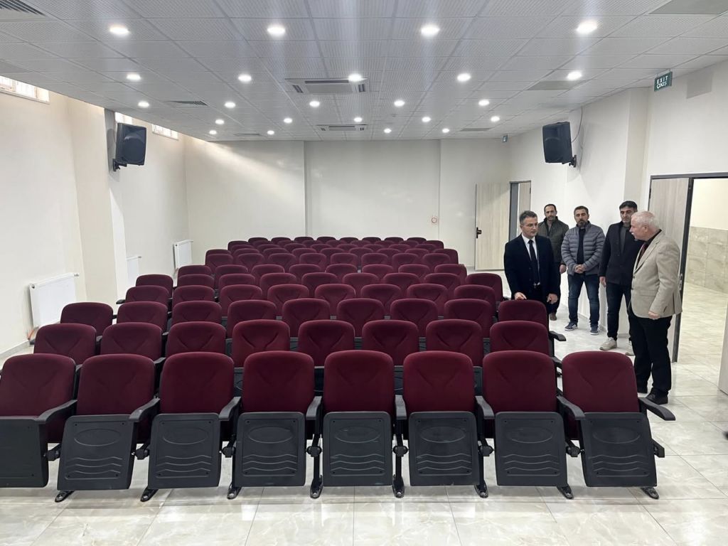 Kulu'da yeniden inşa edilen okulda ders zamanı