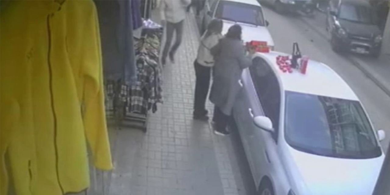 Öfkeyle arabaya binen şahıs, yoldan geçene çarptı