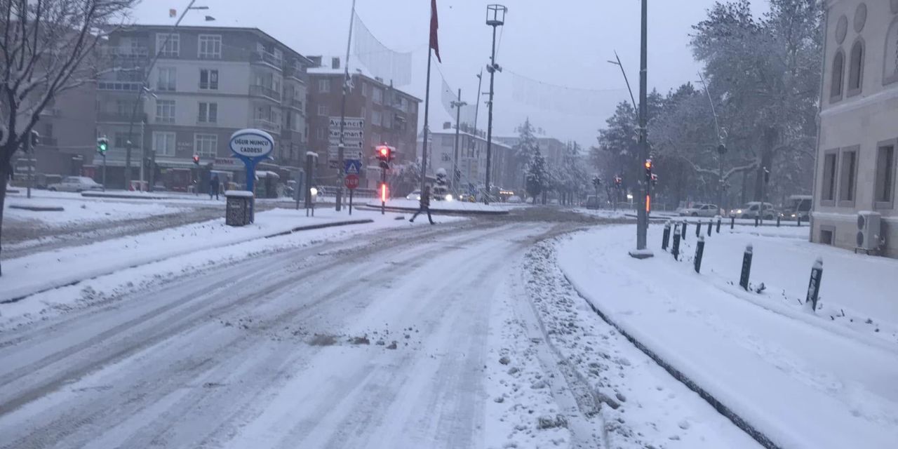Ereğli’de kar yağışı etkili oldu, okullar tatil edildi
