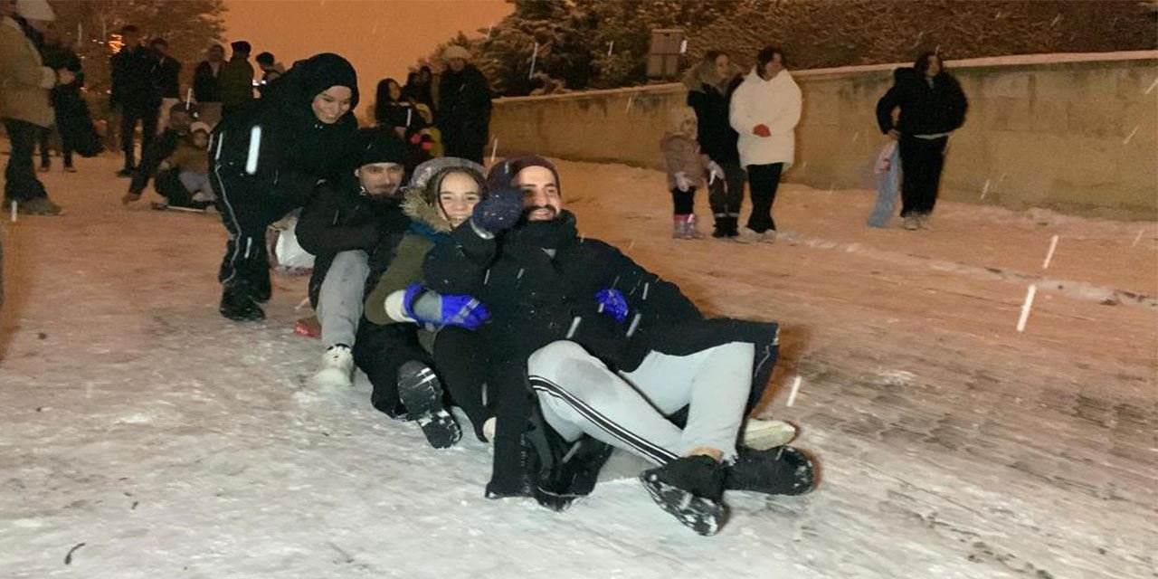 Karaman’da poşetle kar keyfi