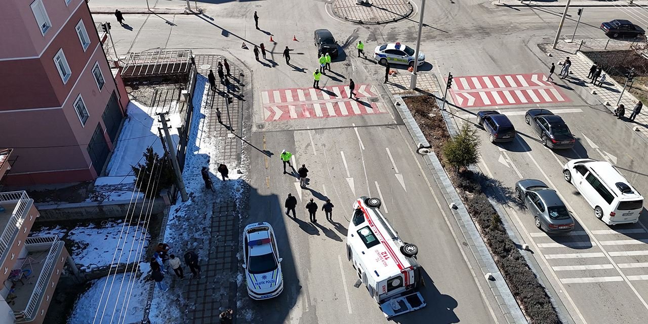 Ambulans otomobille çarpıştı: 5 yaralı