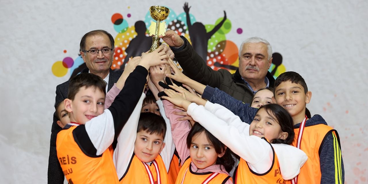 Selçuklu’da çocuklar geleneksel oyunlarda ödül için yarıştı