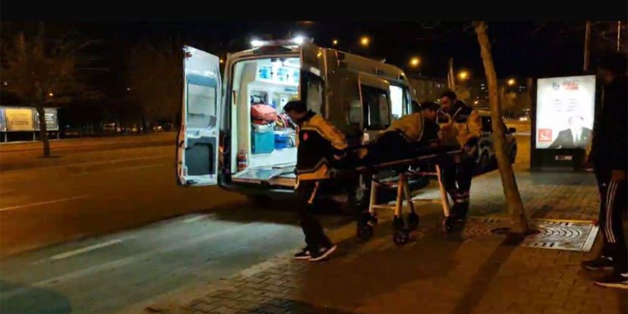 Otomobilden açılan ateş kaldırımdaki genci vurdu