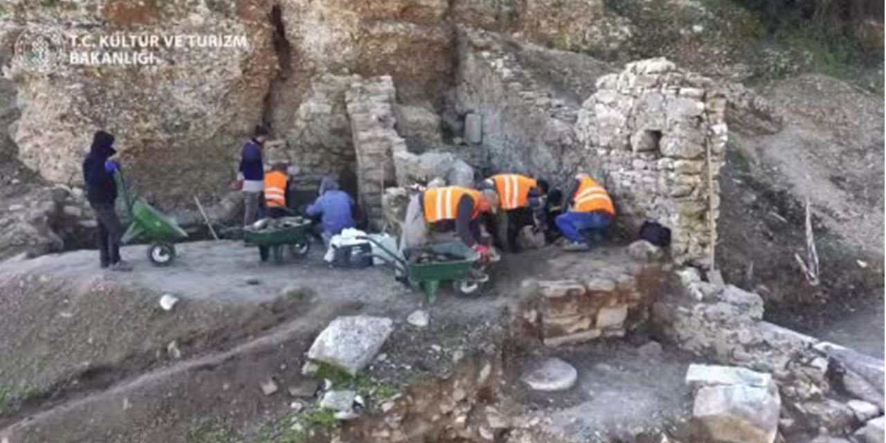 Aspendos'ta yüzyıllardır gömülü figürler keşfedildi