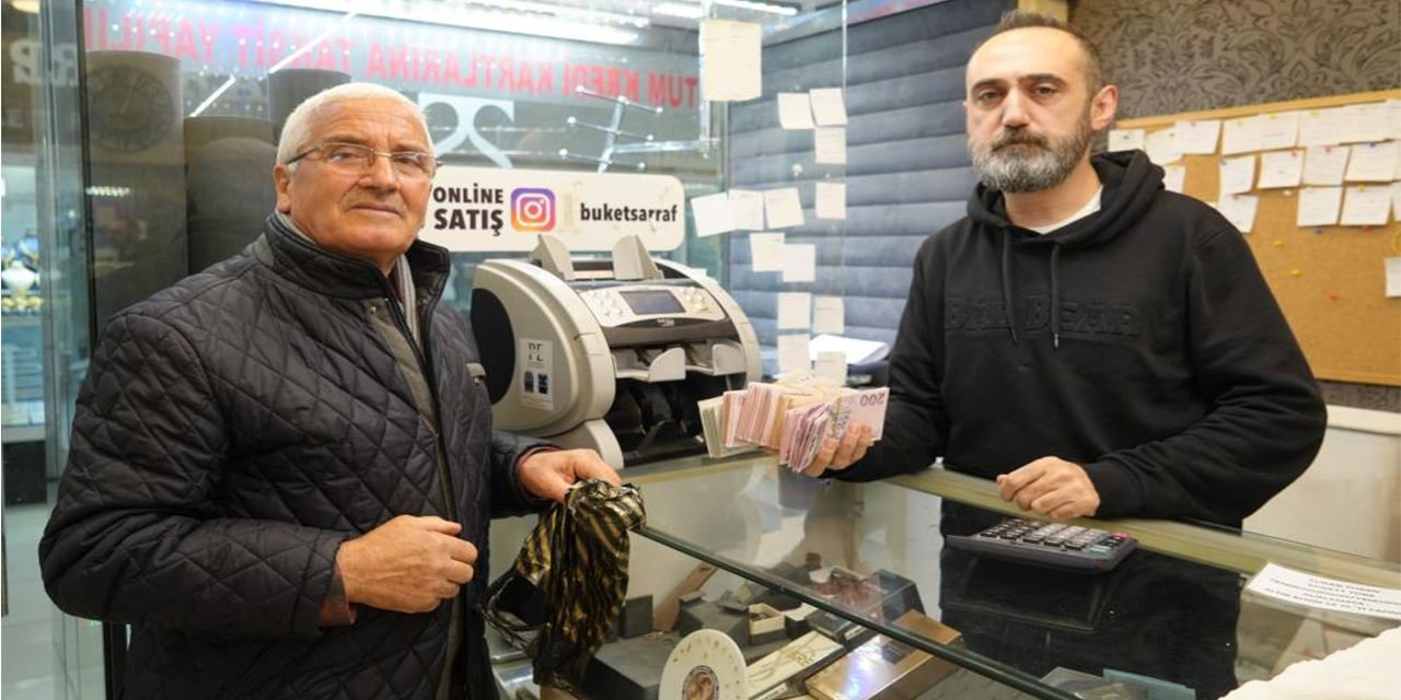 Vicdanlı baba, kuyumcuda fazladan ödenen 100 bin lirayı iade etti