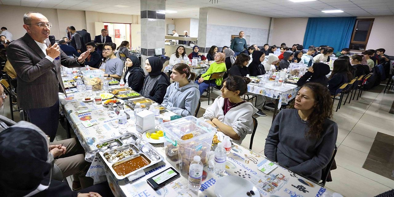 Başkan Kavuş, Meram Fen Lisesi öğrencileriyle iftarda bir araya geldi