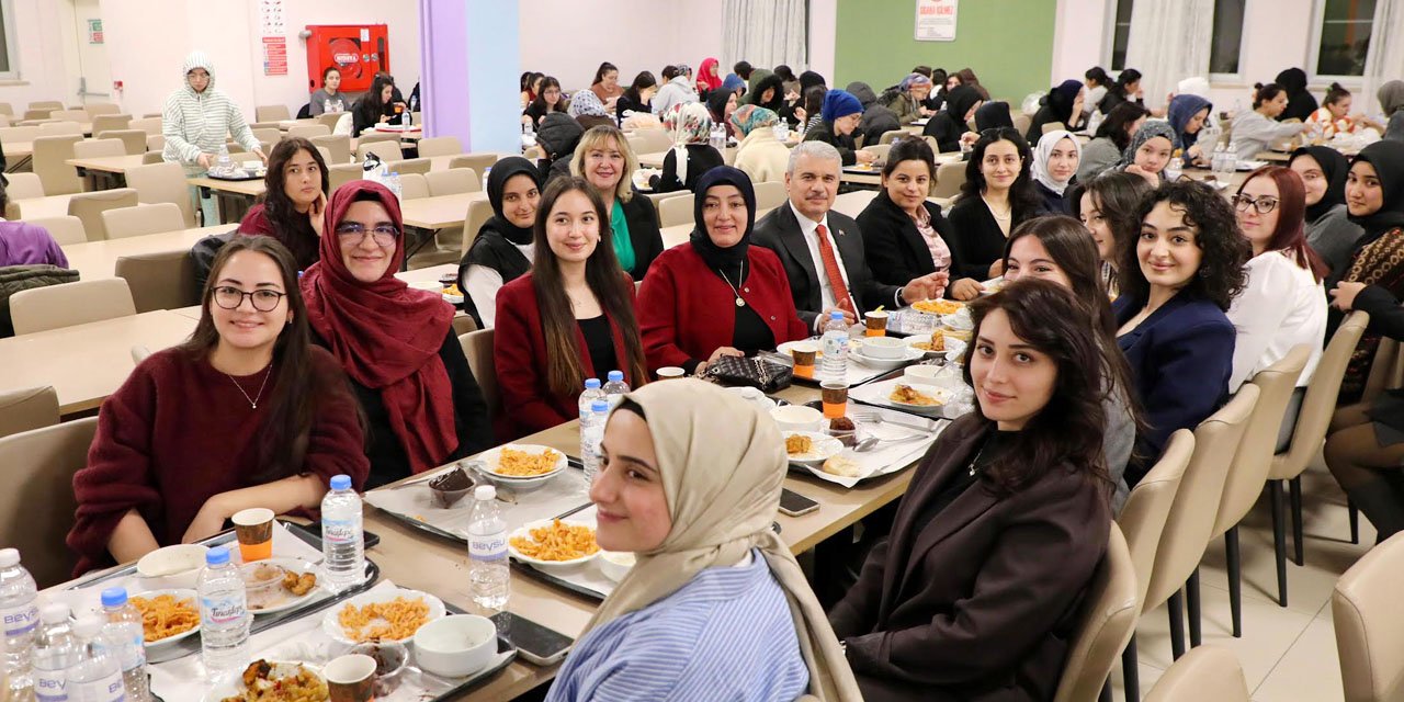 Vali Akın ve eşi kız öğrencilerle iftar yaptı