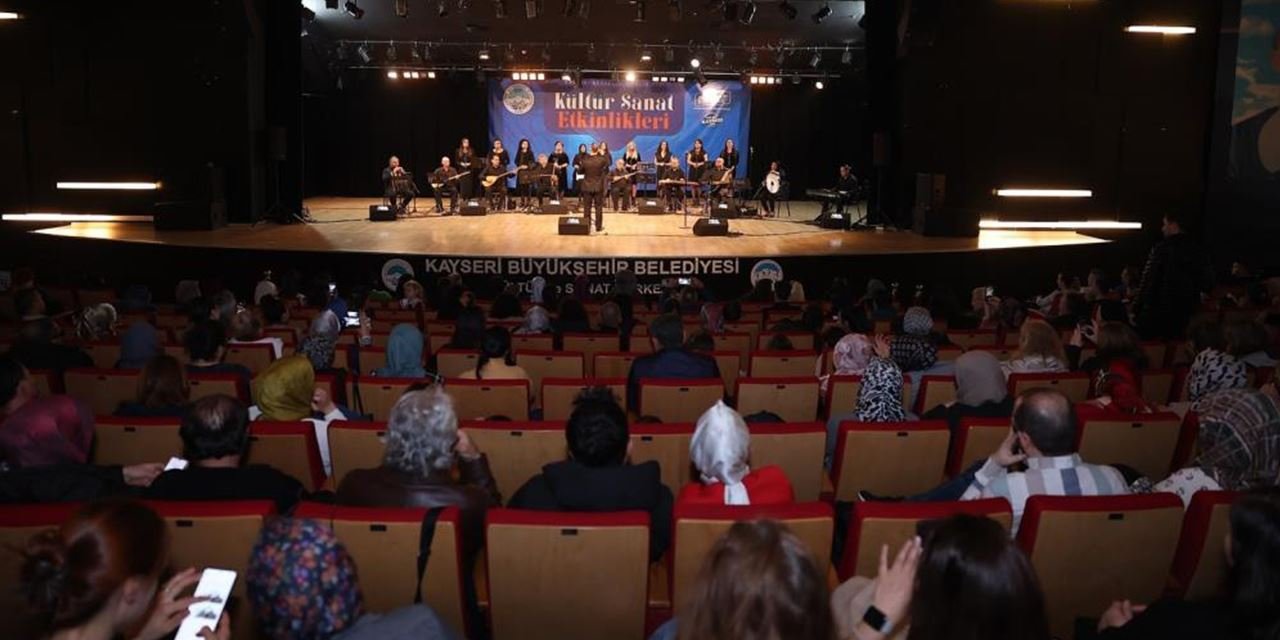 Kadınlar Günü Konseri'nde Türk Halk Müziği rüzgarı