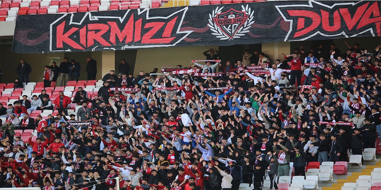 Sivassporlu taraftarlar Göztepe maçı için stadyumu doldurdu