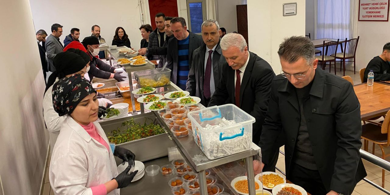 Gençlerle aynı sofrada buluştular